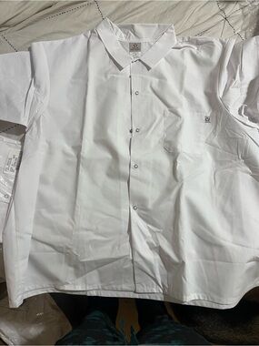 White Short-Sleeve Button-Down Shirt - Classic Workwear Style